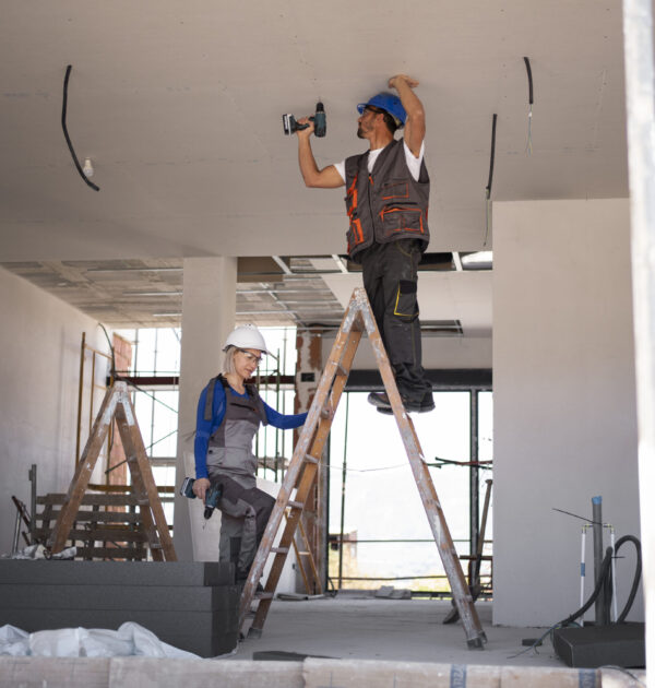 full-shot-man-woman-standing-ladder